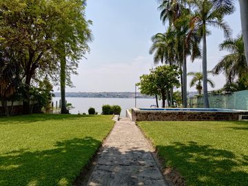 CASA EN TEQUESQUITENGO CON ACCESO AL LAGO