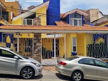 Excepcional casa en venta en Bosques Camelinas.