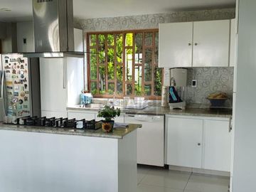 Invierte en Metepec: casa para remodelar en privada de alta gama