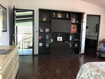 Invierte en Metepec: casa para remodelar en privada de alta gama