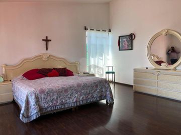 Invierte en Metepec: casa para remodelar en privada de alta gama