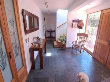 Casa 5 dormitorios – 4 baños (Peñalolén)