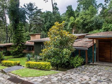 CASA EN VENTA CON ENTORNO DE BOSQUE