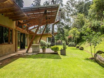 CASA EN VENTA CON ENTORNO DE BOSQUE