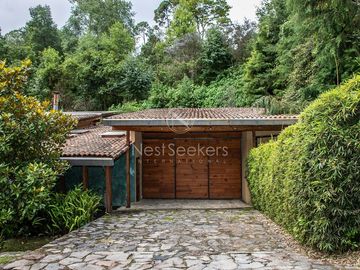 CASA EN VENTA CON ENTORNO DE BOSQUE