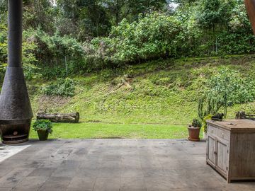 CASA EN VENTA CON ENTORNO DE BOSQUE