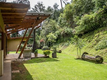 CASA EN VENTA CON ENTORNO DE BOSQUE