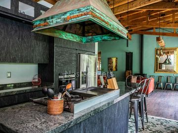 CASA EN VENTA CON ENTORNO DE BOSQUE