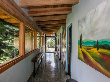 CASA EN VENTA CON ENTORNO DE BOSQUE
