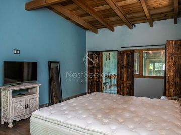 CASA EN VENTA CON ENTORNO DE BOSQUE