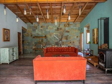 CASA EN VENTA CON ENTORNO DE BOSQUE