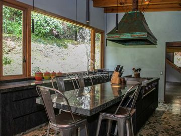 CASA EN VENTA CON ENTORNO DE BOSQUE