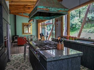 CASA EN VENTA CON ENTORNO DE BOSQUE