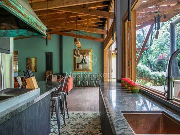 CASA EN VENTA CON ENTORNO DE BOSQUE