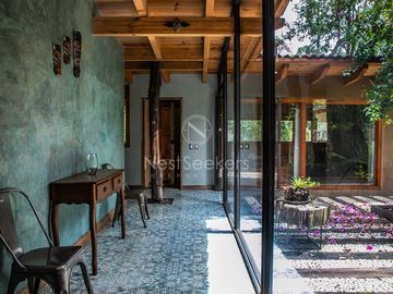 CASA EN VENTA CON ENTORNO DE BOSQUE