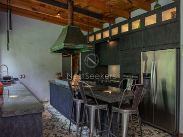 CASA EN VENTA CON ENTORNO DE BOSQUE