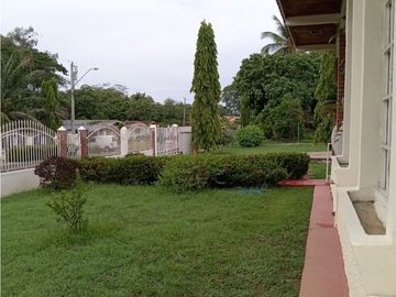 VILLA DE LOS SANTOS / 1775 M2 / TERRAZA / A 20 MIN DE PLAYAS