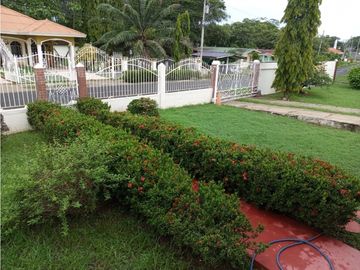 VILLA DE LOS SANTOS / 1775 M2 / TERRAZA / A 20 MIN DE PLAYAS