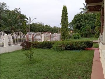 VILLA DE LOS SANTOS / 1775 M2 / TERRAZA / A 20 MIN DE PLAYAS