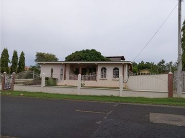 VILLA DE LOS SANTOS / 1775 M2 / TERRAZA / A 20 MIN DE PLAYAS