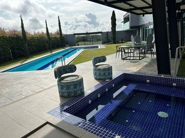 SE VENDE CASA UBICADA EN EL RETIRO