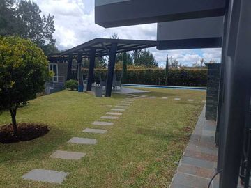SE VENDE CASA UBICADA EN EL RETIRO