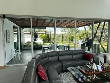 SE VENDE CASA UBICADA EN EL RETIRO