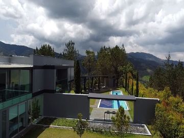 SE VENDE CASA UBICADA EN EL RETIRO