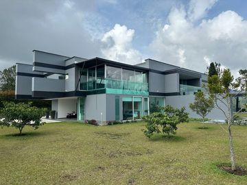 SE VENDE CASA UBICADA EN EL RETIRO