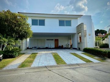 Moderna Casa en Fraccionamiento Puerta de Hierro Dentro de Coto