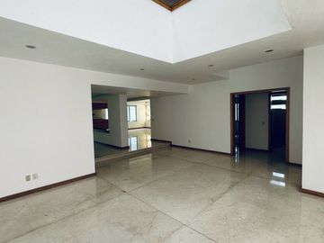 Moderna Casa en Fraccionamiento Puerta de Hierro Dentro de Coto