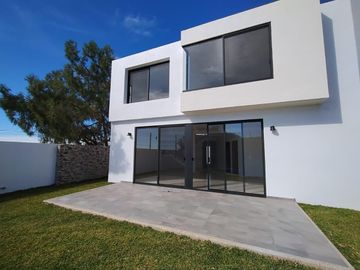 CASA NUEVA CON VISTA PANORAMICA EN LOMAS TETELA