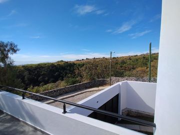 CASA NUEVA CON VISTA PANORAMICA EN LOMAS TETELA