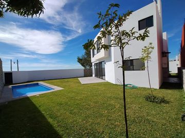 CASA NUEVA CON VISTA PANORAMICA EN LOMAS TETELA