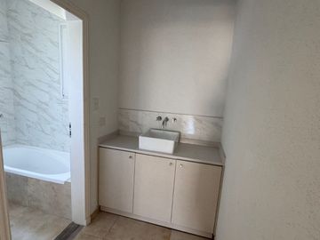 Casa en alquiler de 3 dormitorios c/ cochera en bella vista