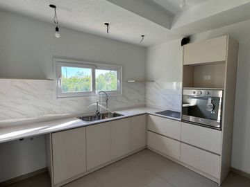 Casa en alquiler de 3 dormitorios c/ cochera en bella vista