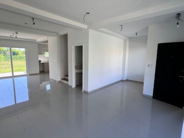 Casa en alquiler de 3 dormitorios c/ cochera en bella vista