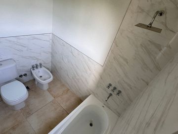 Casa en alquiler de 3 dormitorios c/ cochera en bella vista