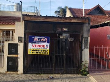 Casa con Departamento en venta en Isidro Casanova