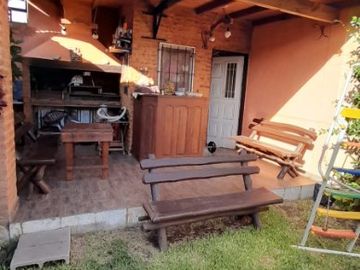 Casa con Departamento en venta en Isidro Casanova