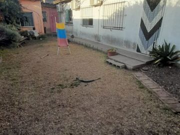 Casa con Departamento en venta en Isidro Casanova