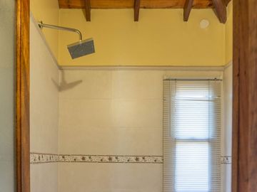 Venta Casa Exclusiva en La Horqueta - 1528 m2
