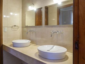 Venta Casa Exclusiva en La Horqueta - 1528 m2