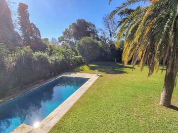 Venta Casa Exclusiva en La Horqueta - 1528 m2