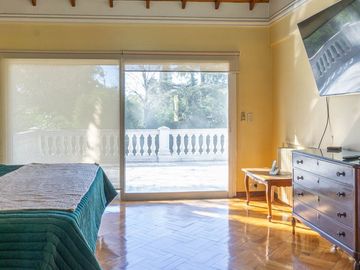 Venta Casa Exclusiva en La Horqueta - 1528 m2