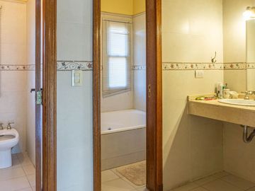 Venta Casa Exclusiva en La Horqueta - 1528 m2