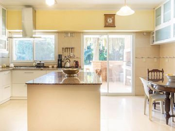Venta Casa Exclusiva en La Horqueta - 1528 m2
