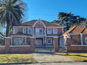 Venta Casa Exclusiva en La Horqueta - 1528 m2