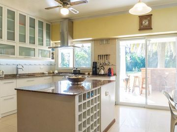 Venta Casa Exclusiva en La Horqueta - 1528 m2