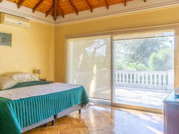 Venta Casa Exclusiva en La Horqueta - 1528 m2